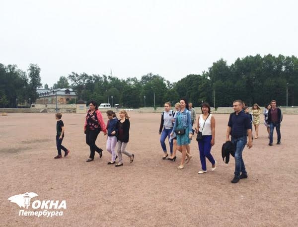 Компания «Окна Петербурга» организовали экскурсионную поездку в гатчинский дворец для подопечных Волосовского детского дома  - infork.ru
