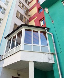 В Беларуси житель многоквартирного дома построил лоджию на козырьке подъезда и узаконил «самоволку» - infork.ru