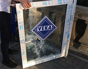 Бакинцы испытывали окна VEKA на прочность - infork.ru