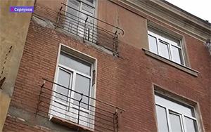 Аварийные балконы в Серпухове спилили и оставили без ограждений - infork.ru