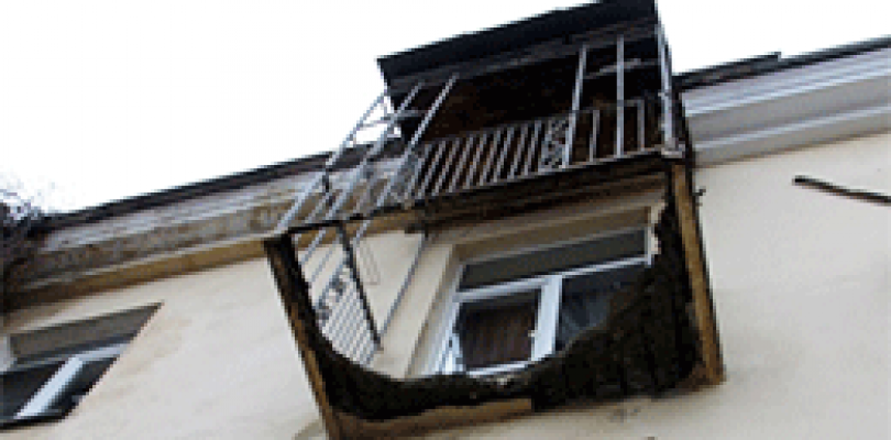 Балкон с людьми обрушился в Волгограде