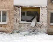 Ледяная глыба упала с крыши и разбила вдребезги окно квартиры в Воткинске во время чистки снега