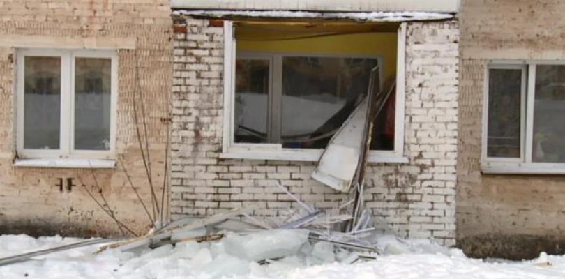 Ледяная глыба упала с крыши и разбила вдребезги окно квартиры в Воткинске во время чистки снега