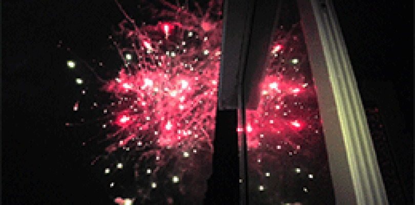 Предупреждай – не предупреждай: праздничные фейерверки в окнах многоэтажек. ВИДЕО