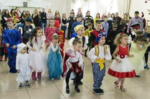 Партнер VEKA Украина устроил для детей сказку под елкой - infork.ru
