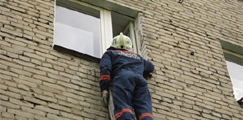 В Новосибирске спасатели сняли четырехлетнего мальчика с окна третьего этажа