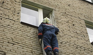 В Новосибирске спасатели сняли четырехлетнего мальчика с окна третьего этажа - infork.ru