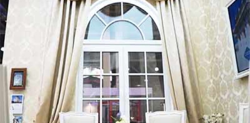 Арочное окно SOFTLINE 70 с декоративными элементами