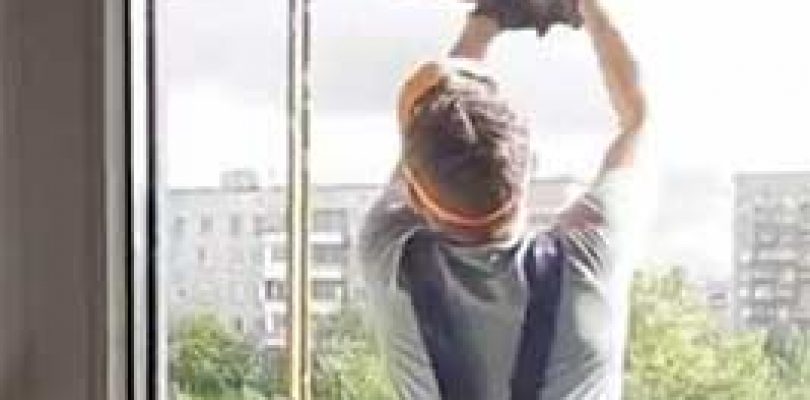 Из-за угрозы обрушения спасатели в Красноярске демонтировали остекление балкона