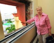 Жительницу одного из сталинских домов напугала внезапная переустановка окон в подъезде