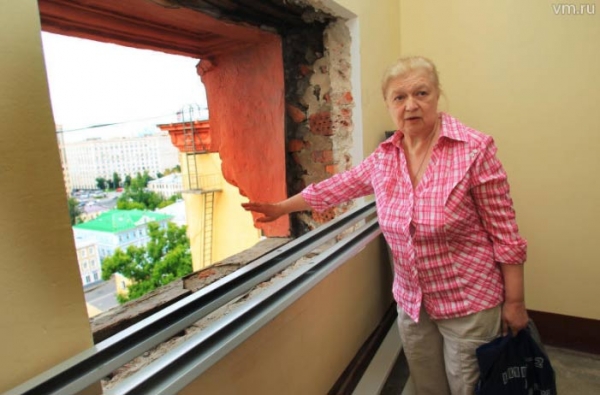 Жительницу одного из сталинских домов напугала внезапная переустановка окон в подъезде - infork.ru