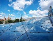 Солнечные батареи установили на стеклянном куполе в парке «Зарядье» в Москве