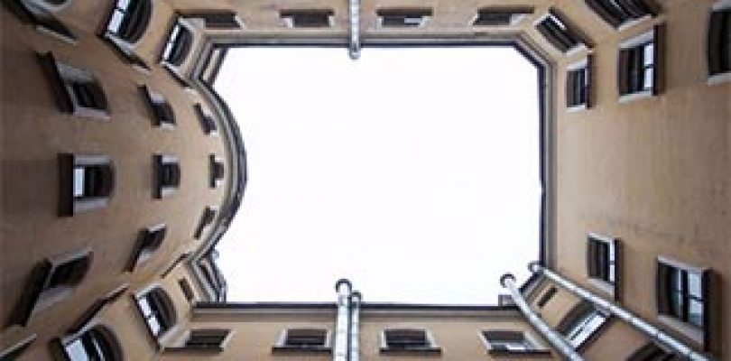 Госжилинспекция Петербурга настояла на установке балконных ограждений