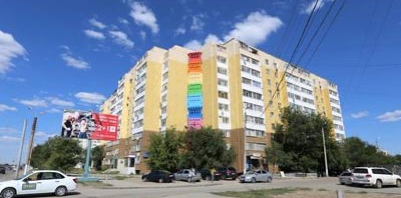 «Радужные балконы» в Актобе вызвали горячие споры