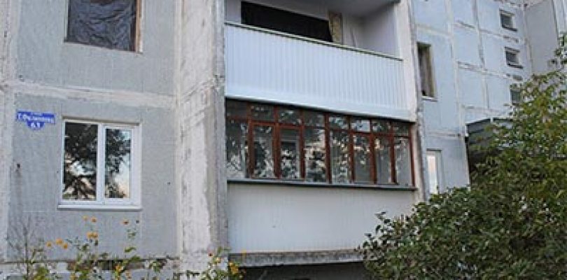 Жители аварийного дома во Ржеве просят оставить им окна и двери
