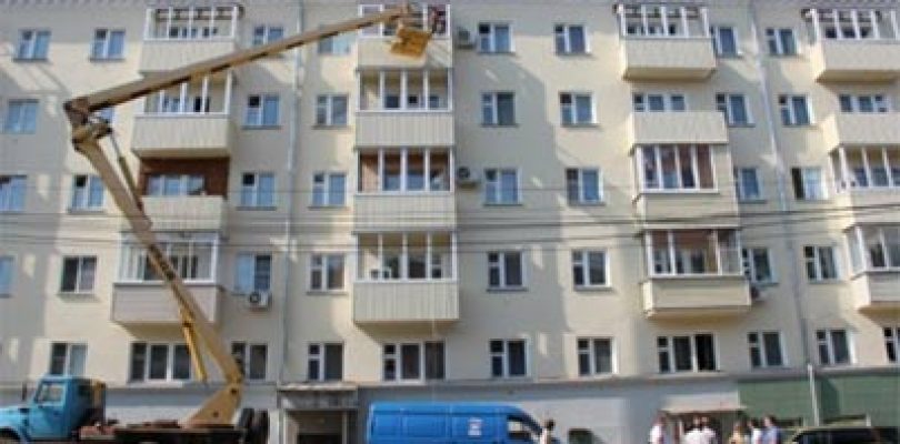 К середине сентября в центре Чебоксар отремонтируют 98 аварийных балконов