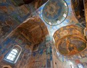 Реставраторы восстанавливают в Мирожском монастыре найденные в оконных проемах фрески