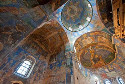 Реставраторы восстанавливают в Мирожском монастыре найденные в оконных проемах фрески - infork.ru